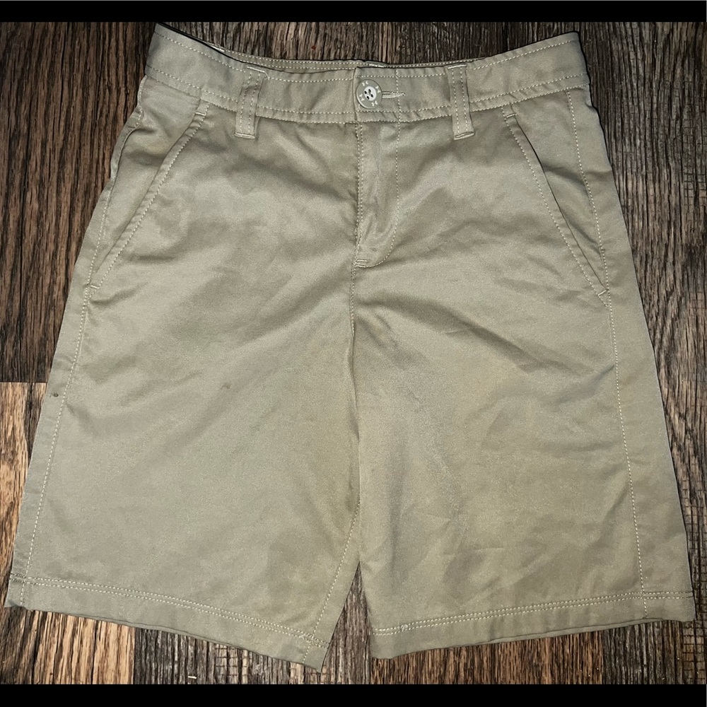 Under Armour Boys Size 10 Khaki Shorts.